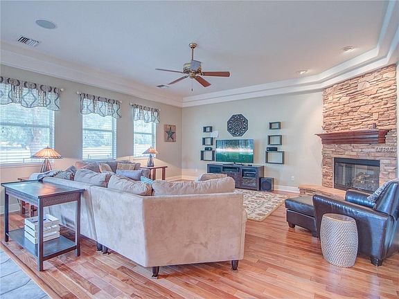5th image of 1104 Carriage Park Dr