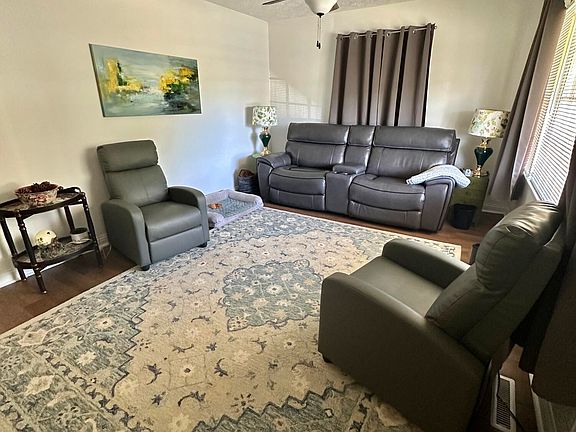 3rd image of 370 Gawaine Dr