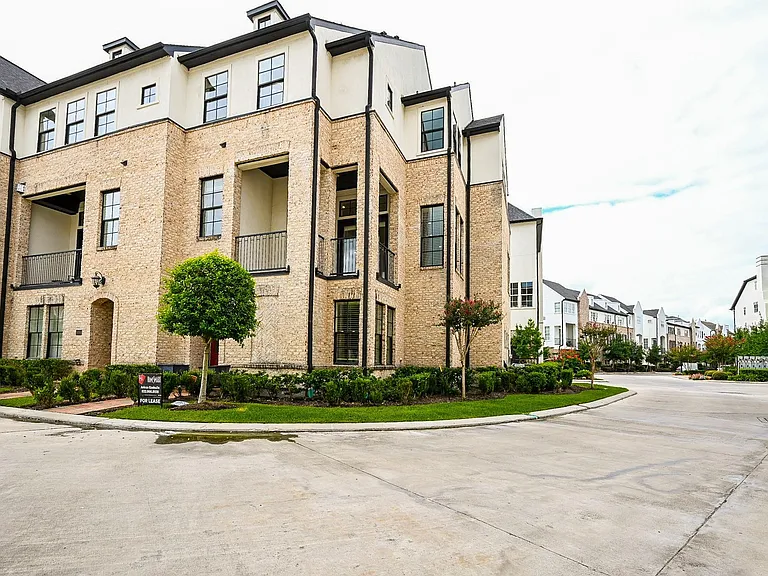 9546 London Bridge Sta — Photo 32