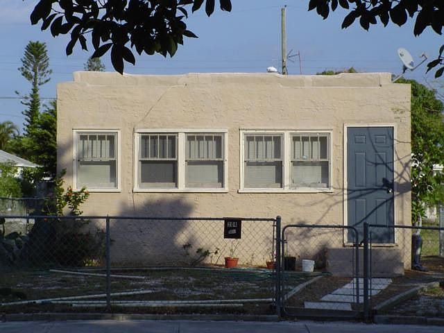 1st image of 204 N East St