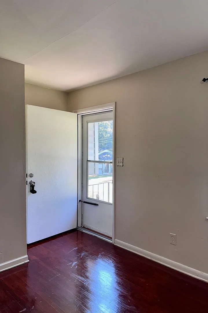 Great 3 Bedroom Mid-Centrury Split Level Home With a Retro Feel!! — Photo 3