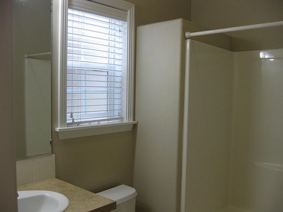 Bathroom with shower/bath combo