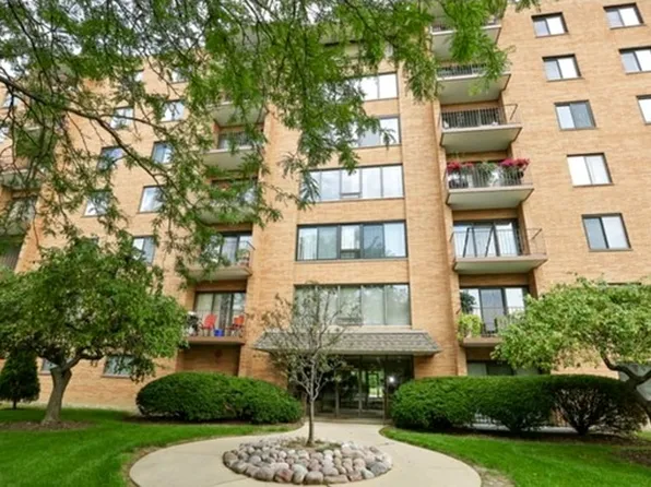 1747 W Crystal Ln Unit 709, Mount Prospect, IL 60056