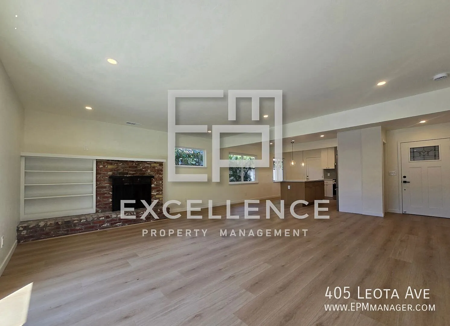 Newly Remodeled Home - Kitchen, floors, paint, everything new! Spacious yard & pets negotiable! — Photo 3