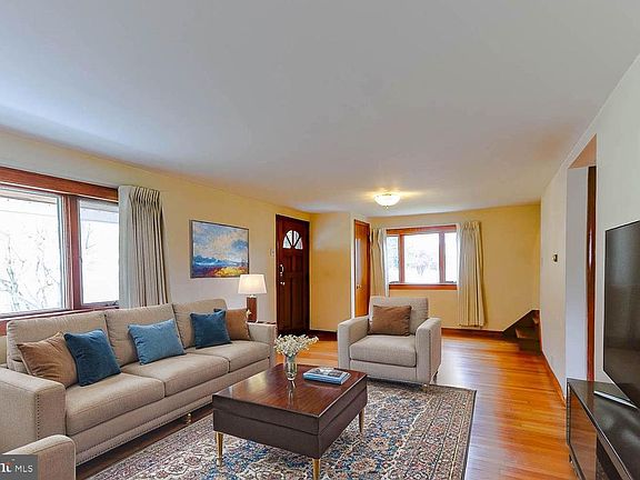 3rd image of 925 W Clara St
