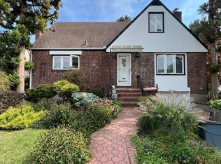 15 Damson Ln, Valley Stream, NY 11581