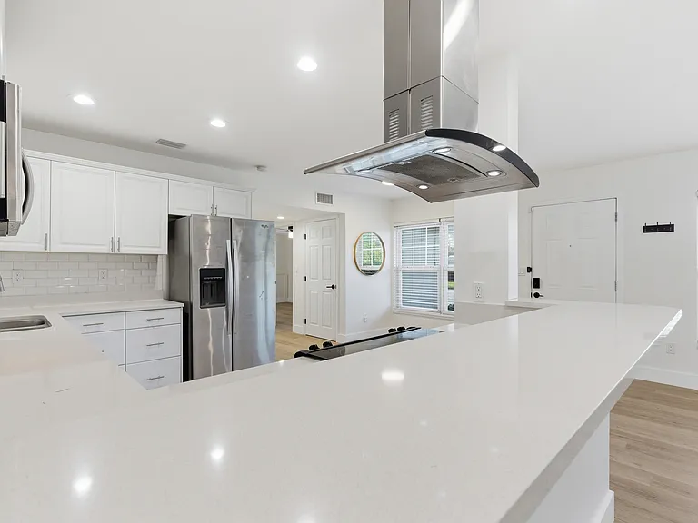 327 Sunny Ln — Photo 7