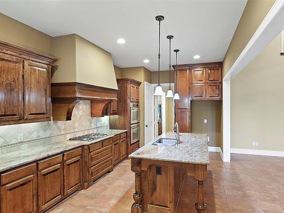 4th image of 1300 Foxglove Cir