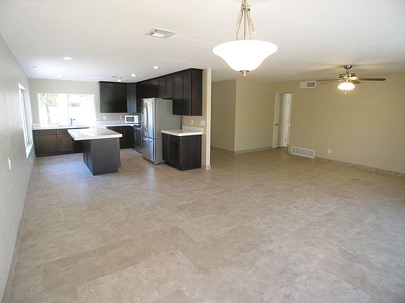 Spacious Great Room Entry