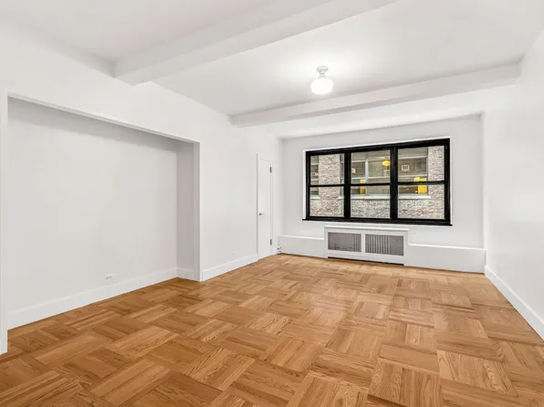 307 East 44th Street image 2 of 27