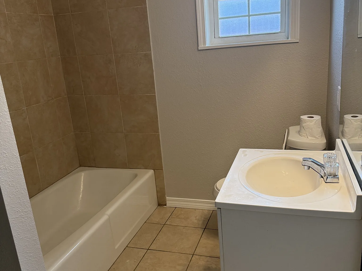 98 Russell Boulevard - 1 — Photo 3