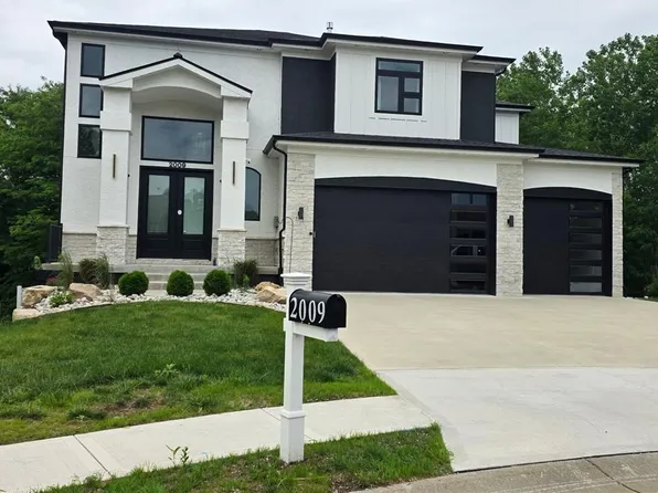 2009 Ridge Tree Dr, Pleasant Hill, MO 64080