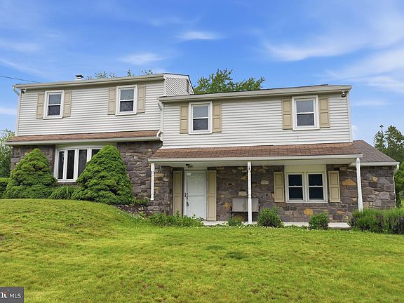 3rd image of 647 Middle Holland Rd