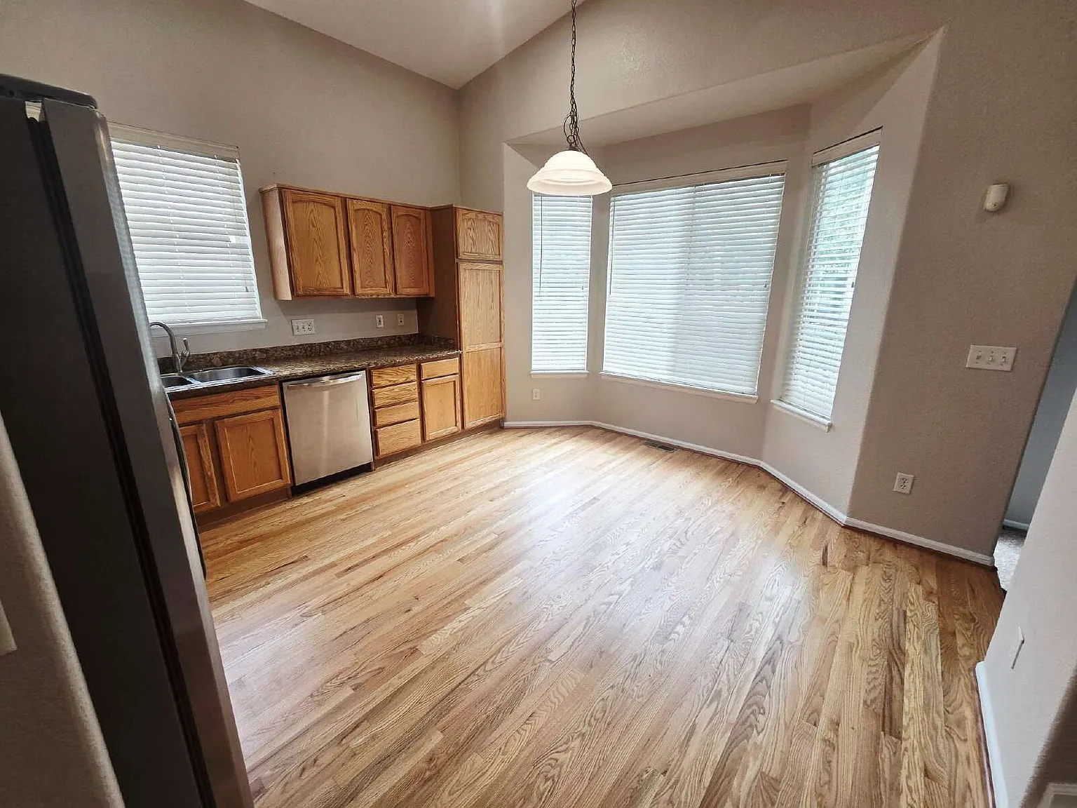 3 bed, 2.5 bath, 1300 sqft, $2,700 — Photo 4