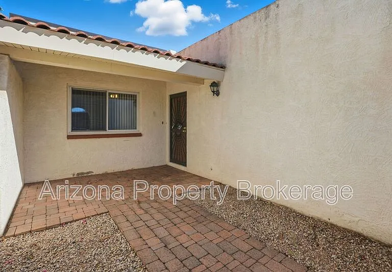 2192 E Balboa Dr — Photo 4