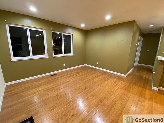 3rd image of 484 Sieber Ct