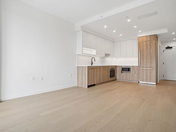 4th image of 8398 Oak St #208