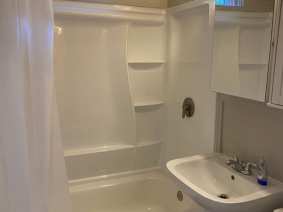 4th image of 668 Summersby St #B