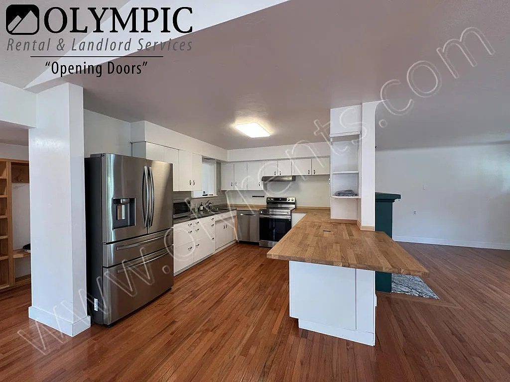 Renovated Eastside Rambler w/ AC! — Photo 3