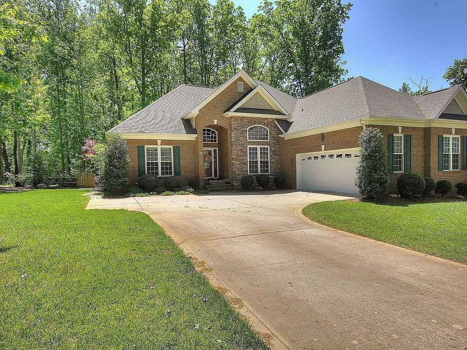 1st image of 125 English Ivy Ln