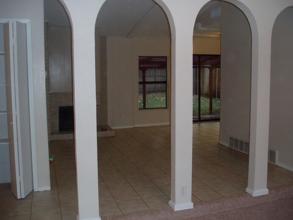 1st image of 102 Price Dr