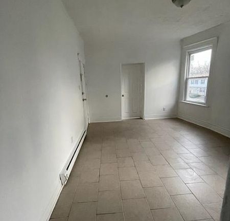 4th image of 205 N Clinton St #2