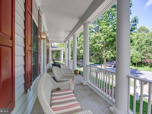 4th image of 302 Barnside Pl