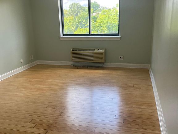 5th image of 60 Parkway Dr E #E