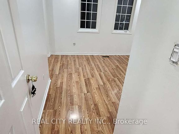 4th image of 19 Fairhill Ave