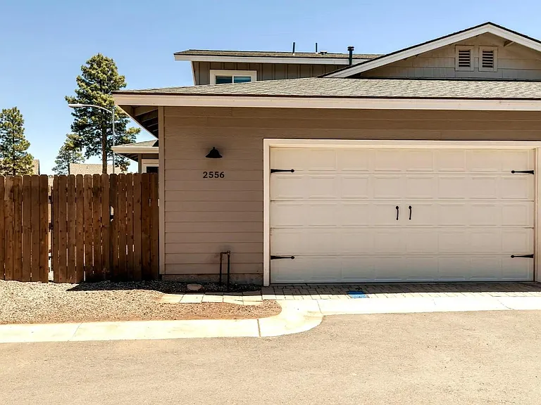 2556 W Clement Cir — Photo 33