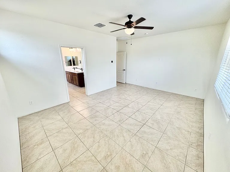 5748 N 194th Ave — Photo 36
