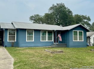 308 W Moore Ave, Devine, TX 78016