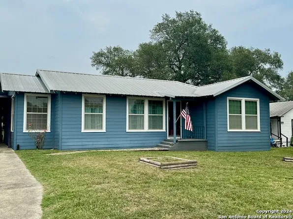 308 W MOORE AVE, Devine, TX 78016