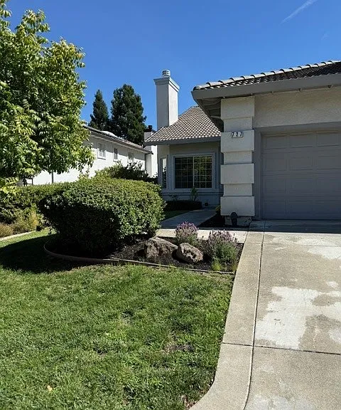 727 Bourne Ct — Photo 2