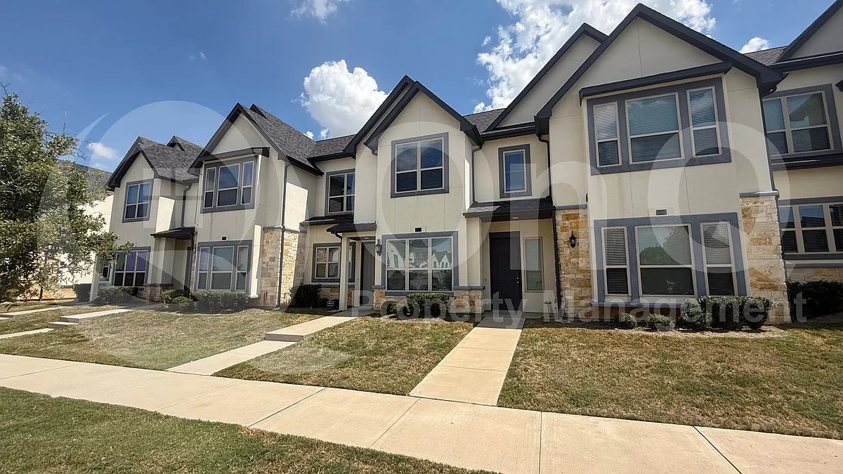 3 bed, 2.5 bath, 1817 sqft, $2,335 — Photo 3