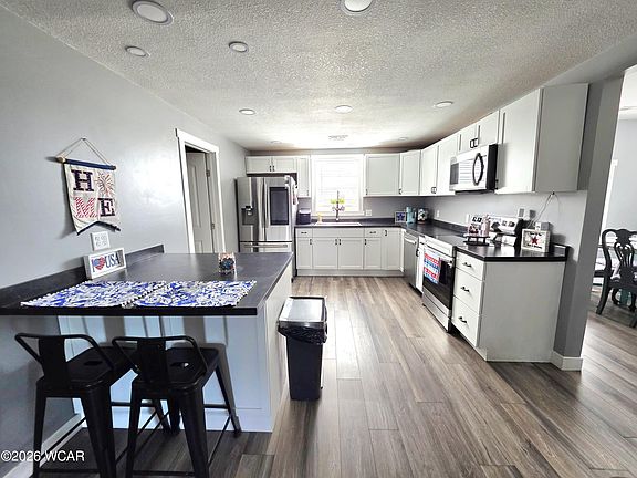 3rd image of 419 Taylor St W