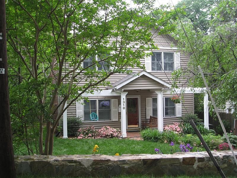 Front w. stone wall