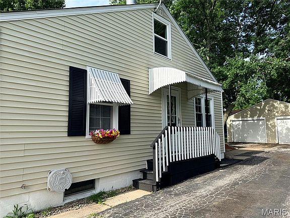 4th image of 608 S Van Buren St