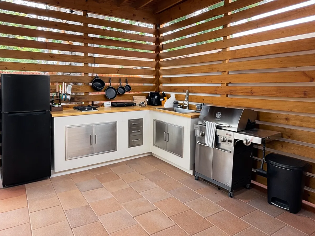 Outdoor Kitchen - 3109 W Palmetto St