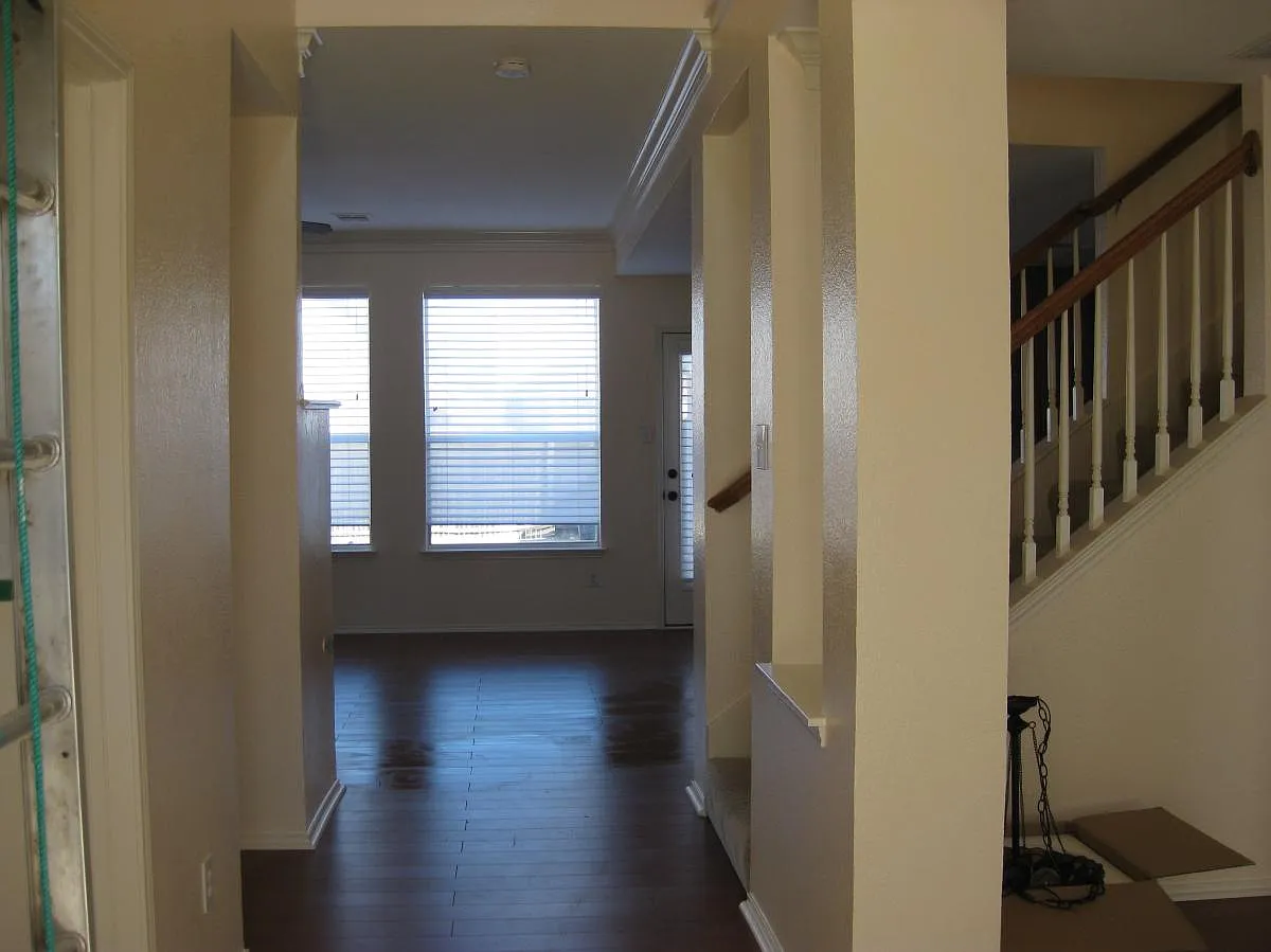 Building Photo - 1086 London Dr