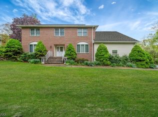 11 Ledgerock Ct, Morris Plains, NJ 07950
