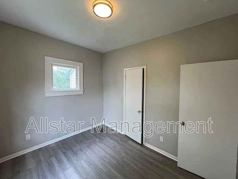 3 bed, 1.0 bath, 900 sqft, $900 — Photo 2