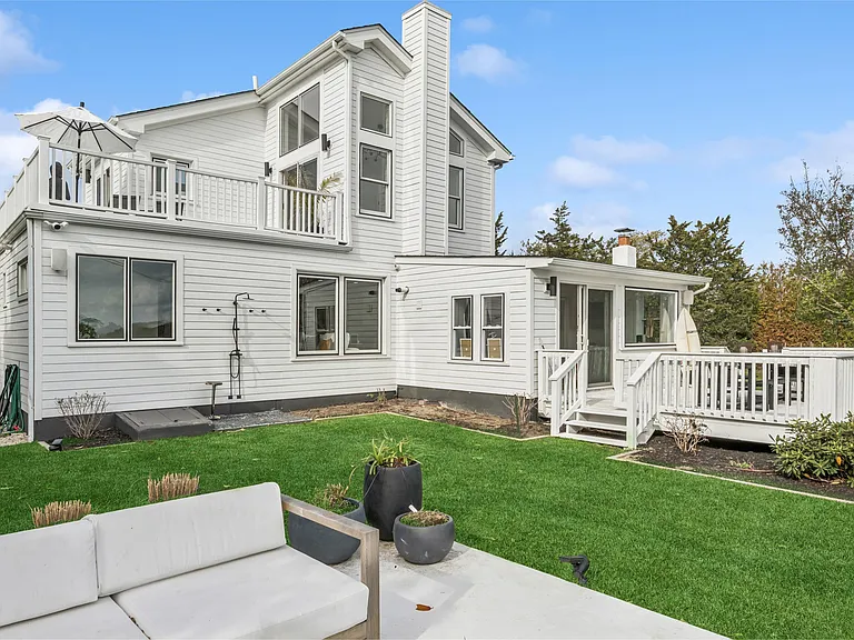 114 Little Neck Rd — Photo 33