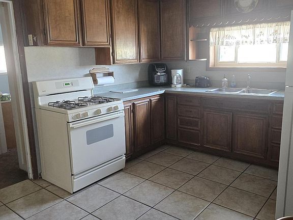 3rd image of 402 Aspen St