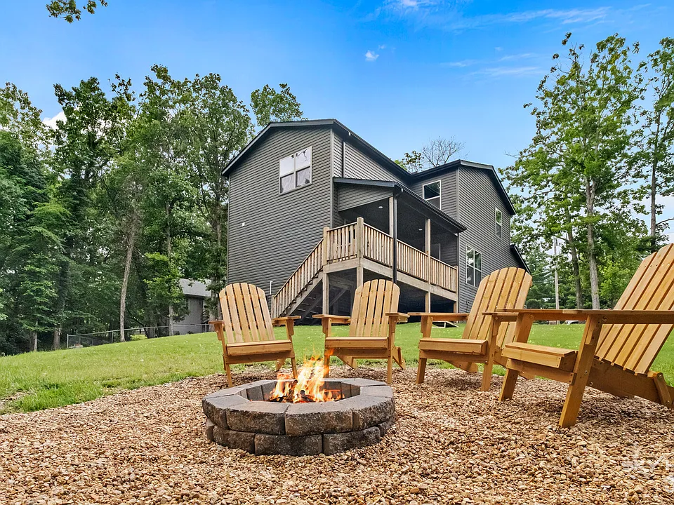 3 Kilham Ln
