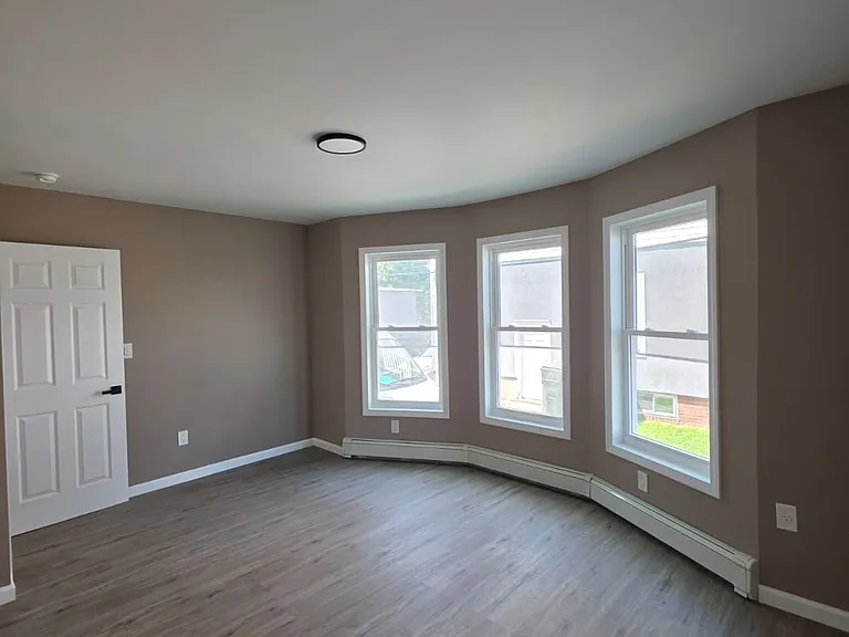 429 Burnside Ave — Photo 8