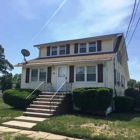 33 Pinewood Ave photo 1