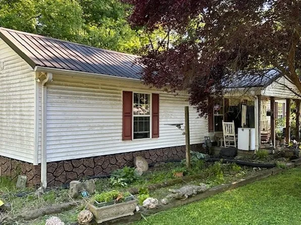 698 Clearview Rd, Cottontown, TN 37048