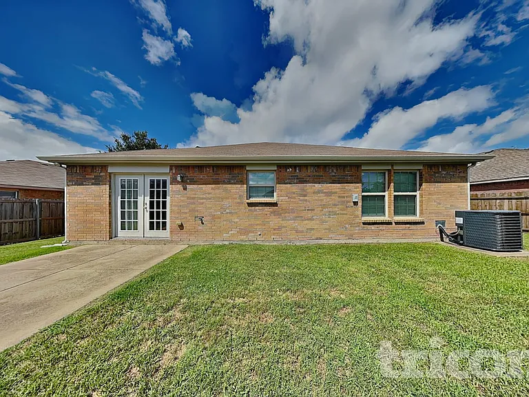 1326 Foster St — Photo 16