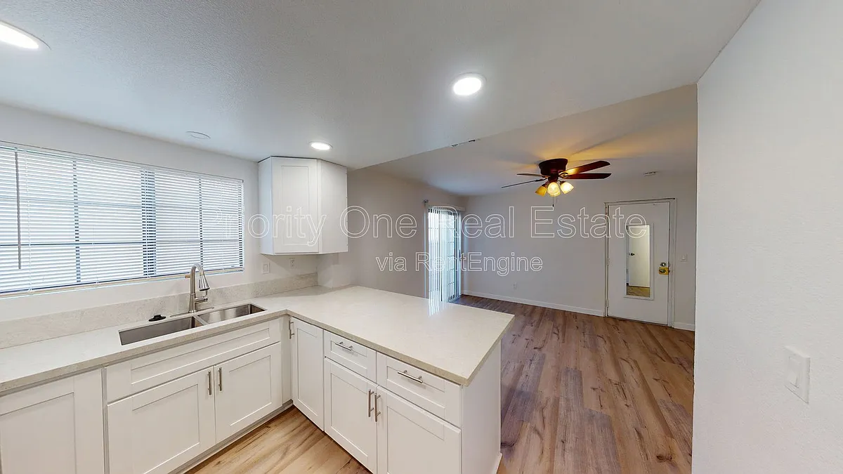 Building Photo - 401 4th Ave #B